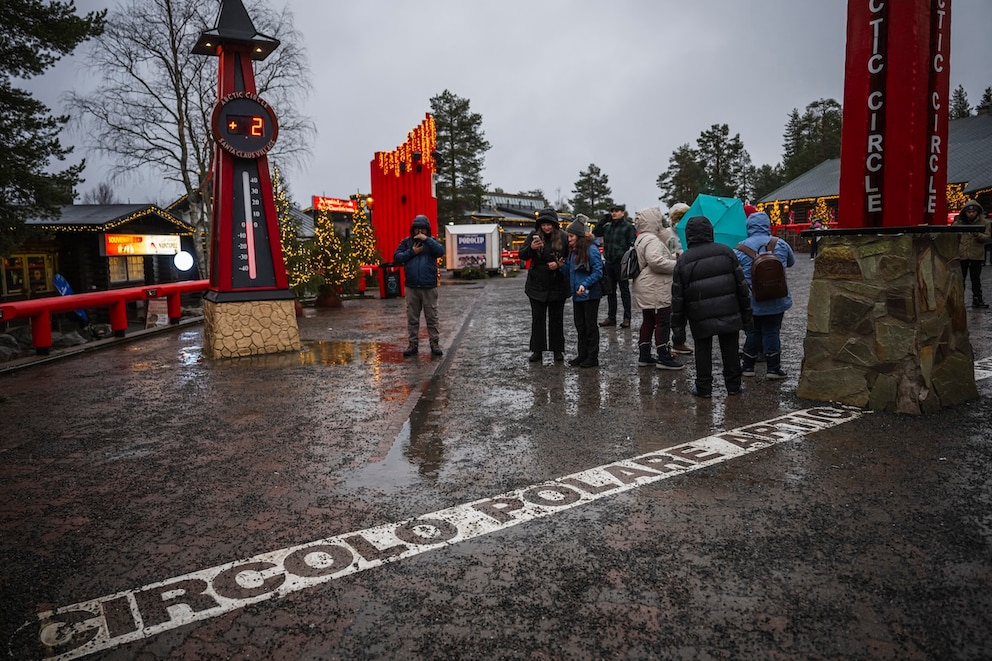 Das Santa Claus Village nahe Rovaniemi zieht dieses Jahr weniger Weihnachtshungrige an als sonst – und aktuelle Bilder zeigen, warum