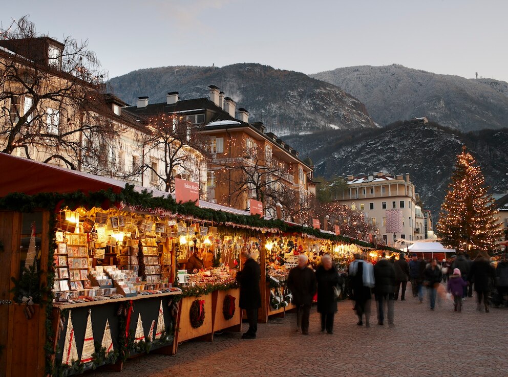 Der Weihnachtsmarkt von Bozen bietet eine beeindruckende Kulisse