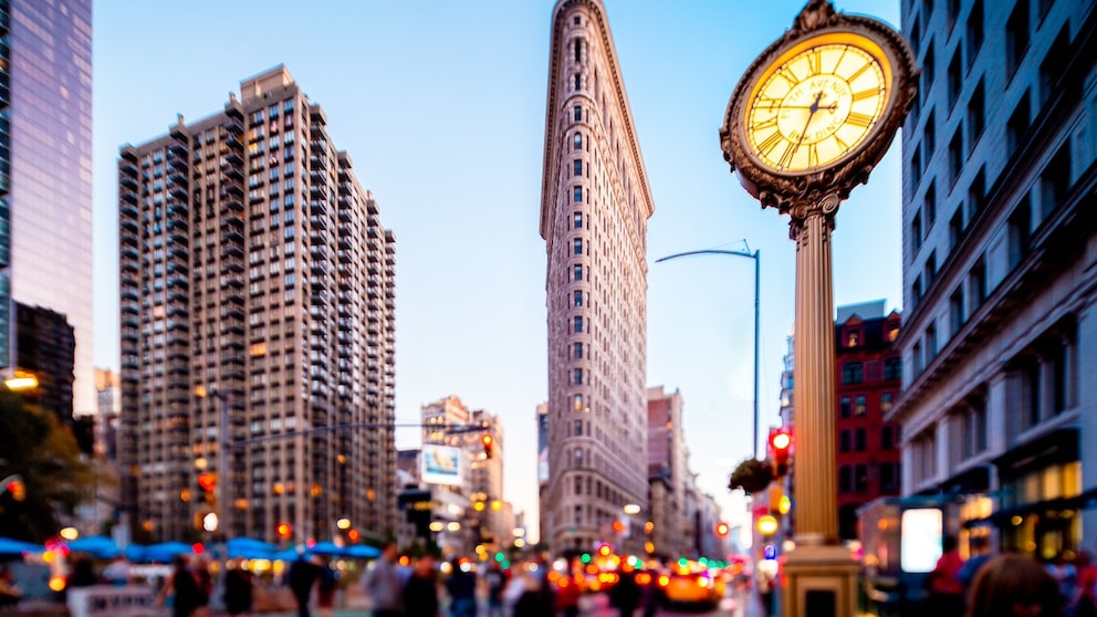 Flat Iron Building in New York: Das Konzept weltweit akzeptierter, einheitlicher Zeitzonen ist noch nicht so alt, wie man denken könnte. Davor ging es im Hinblick auf die Zeitmessung mitunter abenteuerlich zu, vor allem in den USA