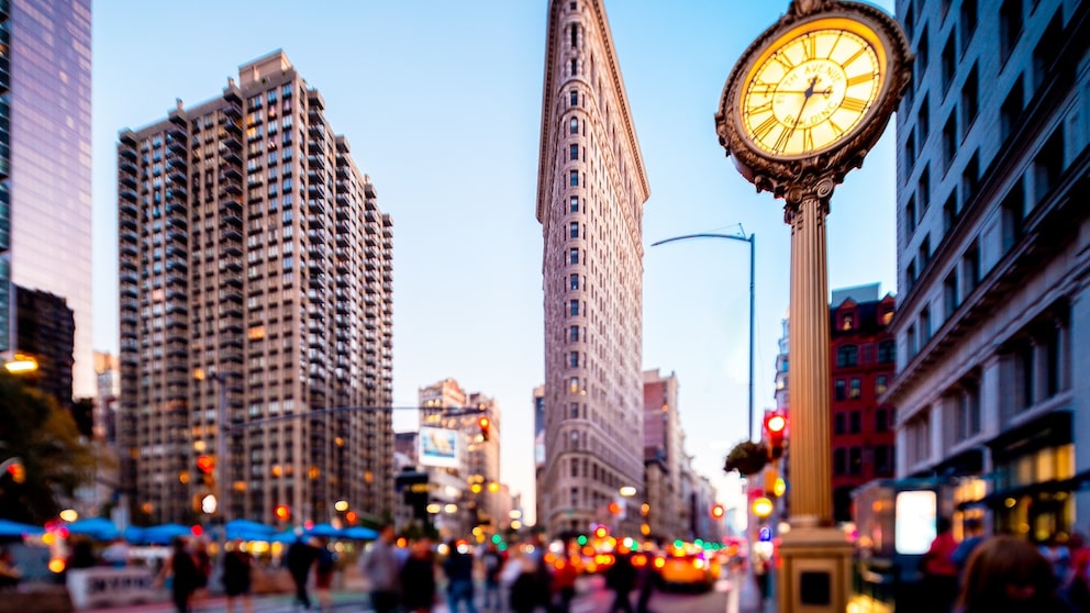 Flat Iron Building in New York: Das Konzept weltweit akzeptierter, einheitlicher Zeitzonen ist noch nicht so alt, wie man denken könnte. Davor ging es im Hinblick auf die Zeitmessung mitunter abenteuerlich zu, vor allem in den USA