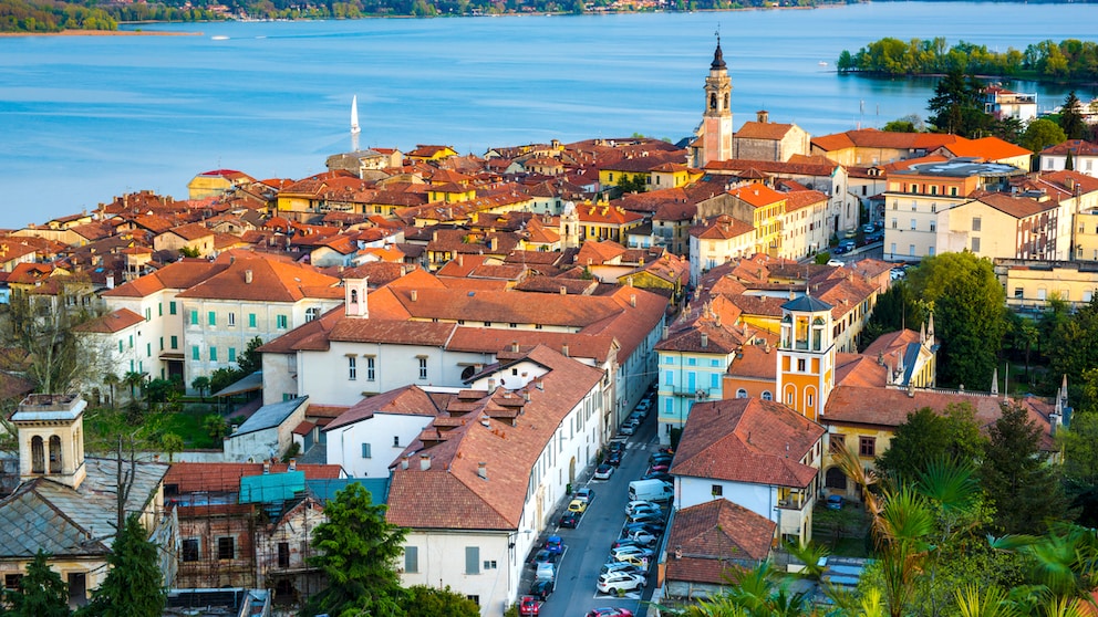 Die kleine Stadt Arona liegt direkt am Ufer des Lago Maggiore