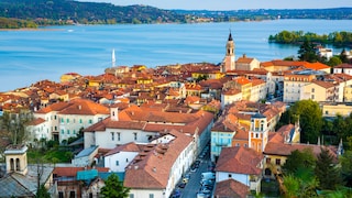 Die kleine Stadt Arona liegt direkt am Ufer des Lago Maggiore