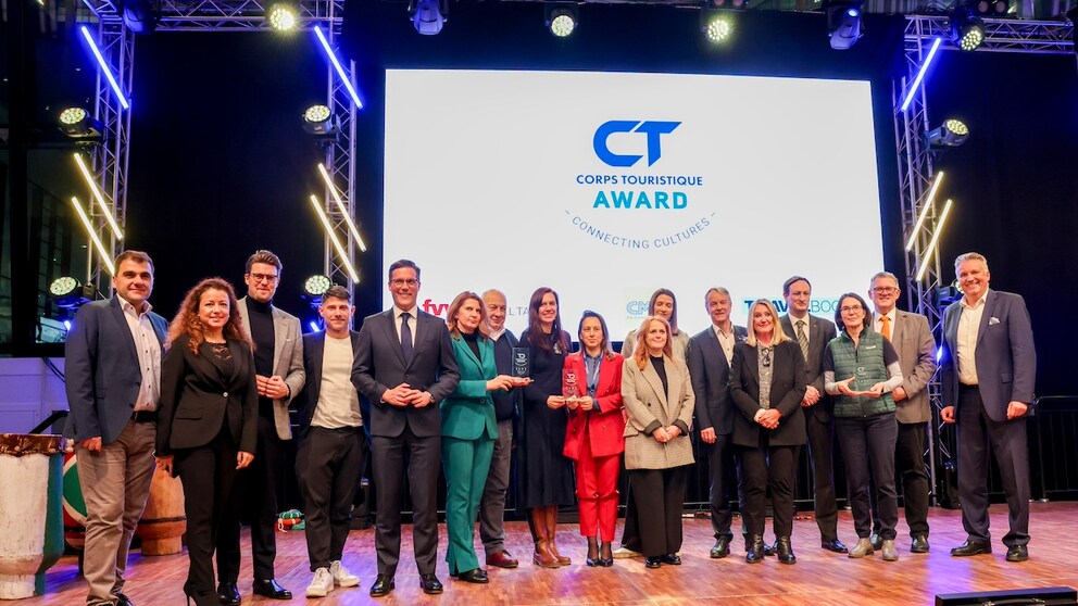Corps Touristique Award „Connecting Cultures” 2025: Gruppenbild mit Gewinnerinnen und Gewinnern sowie den Ehrengästen aus Politik und Tourismuswirtschaft