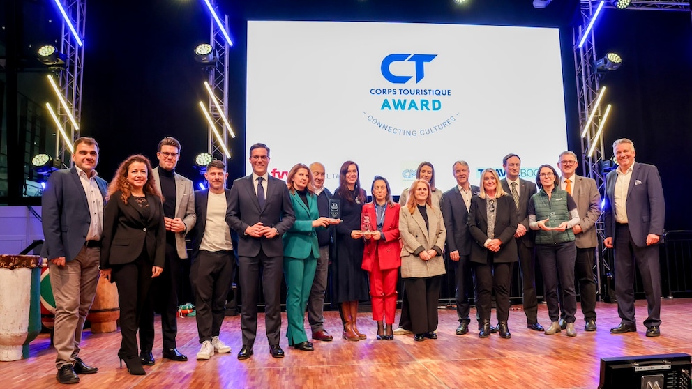 Corps Touristique Award „Connecting Cultures” 2025: Gruppenbild mit Gewinnerinnen und Gewinnern sowie den Ehrengästen aus Politik und Tourismuswirtschaft