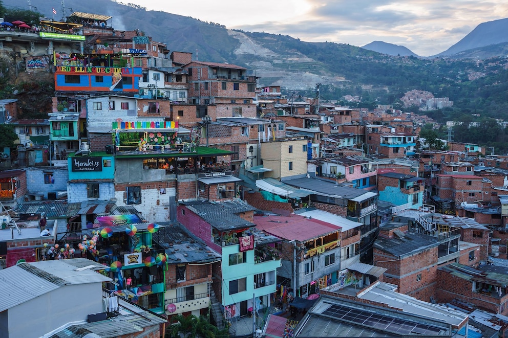 Comuna 13 in Medellín am Abend