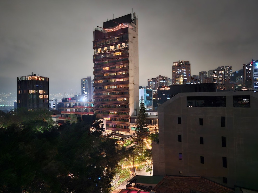 Medellín – Stadtviertel El Poblado bei Nacht