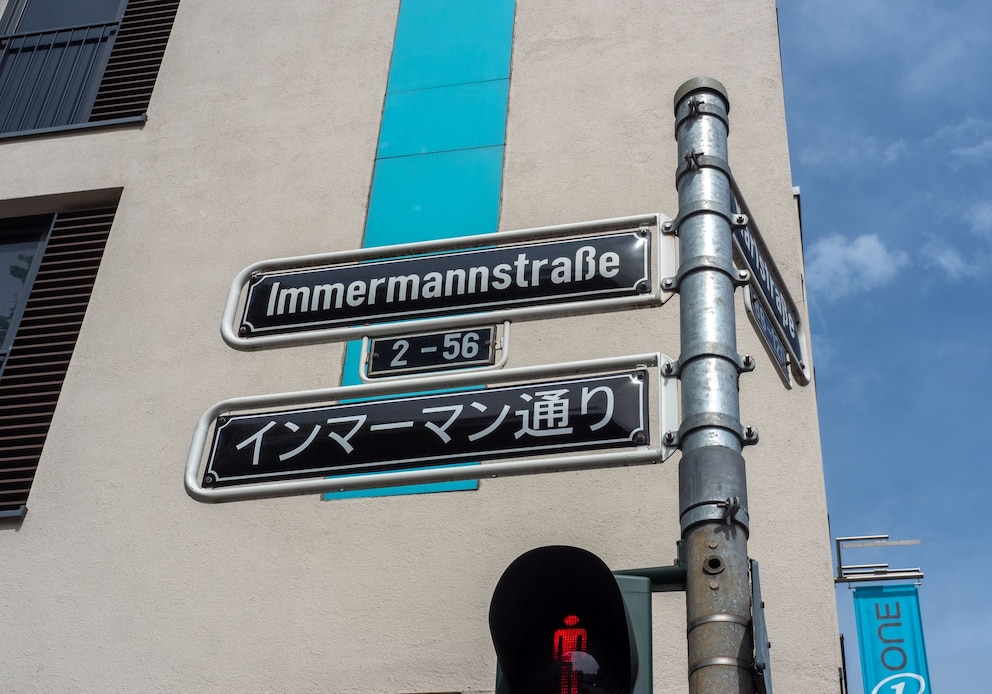 Straßenschilder auf Deutsch und Japanisch