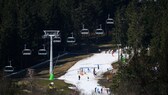 Kaum Schnee am Skihang in Winterberg