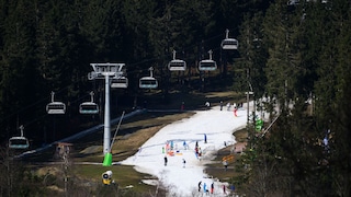 Kaum Schnee am Skihang in Winterberg