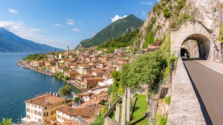 Ein Roadtrip um den Gardasee führt vorbei an malerischen Städtchen wie Limone sul Garda