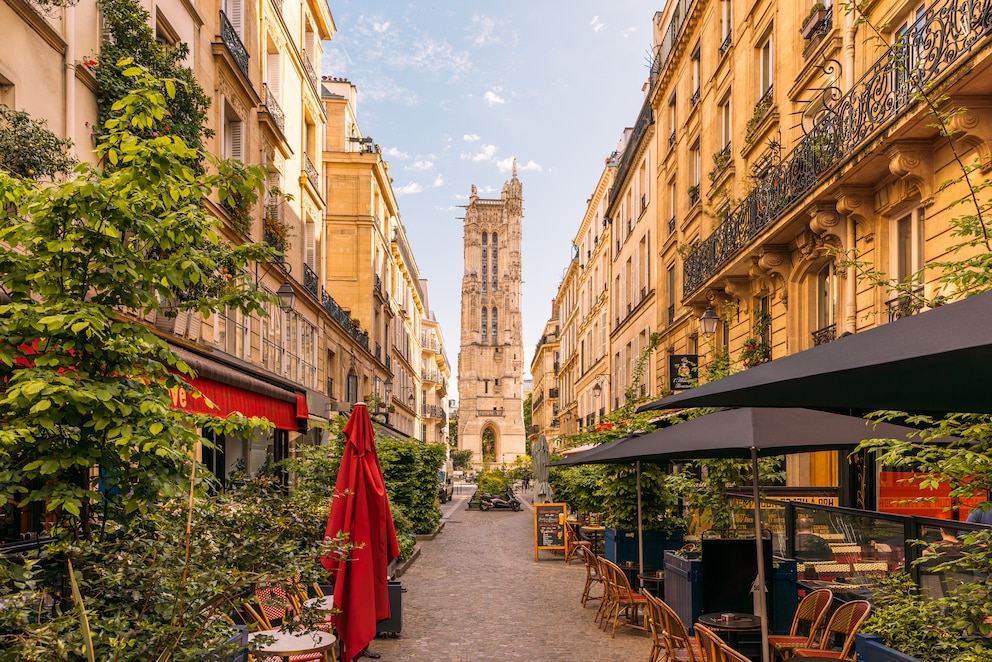 Straßencafés nahe des Tour Saint-Jacques in Frankreichs Hauptstadt Paris