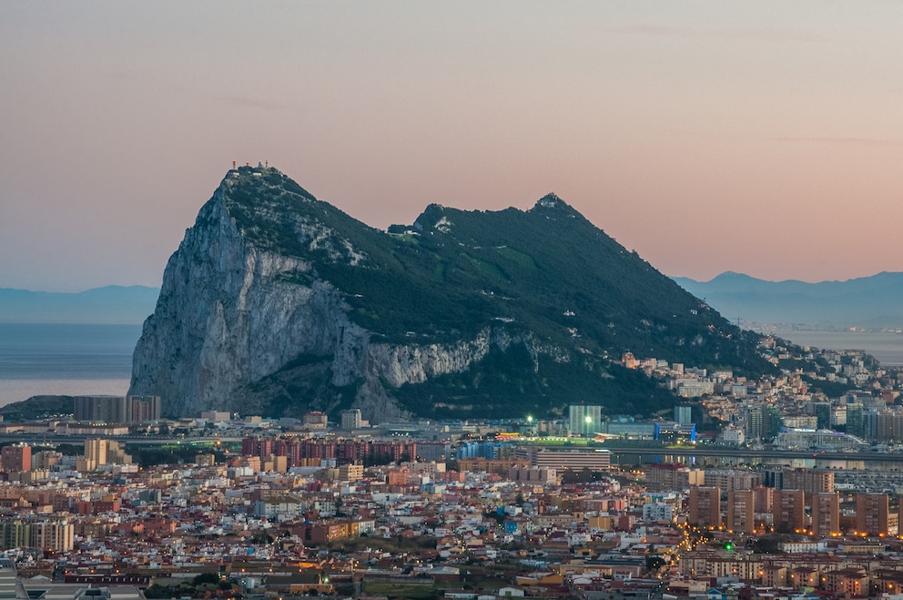 Der Fels von Gibraltar und die spanische Grenzstadt La Línea de la Concepción