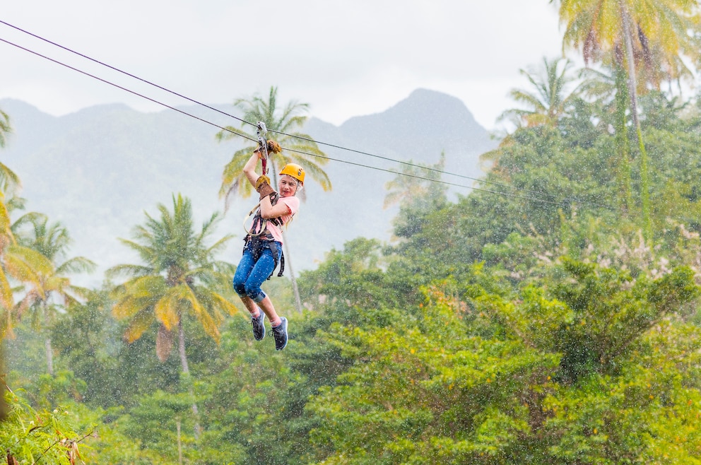 Frau an Zip-Line in St. Lucia