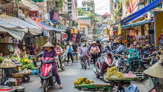 Hanoi zählt zu den beliebtesten Reisezielen in Südostasien – nicht nur wegen der zahlreichen Sehenswürdigkeiten, sondern auch, weil das Leben in Vietnams Hauptstadt vielerorts noch immer sehr authentisch ist