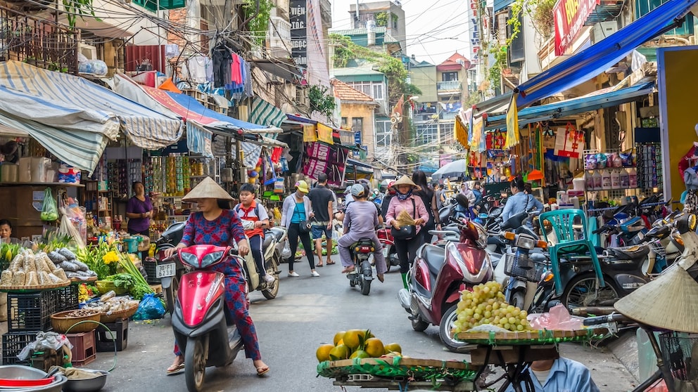 Hanoi zählt zu den beliebtesten Reisezielen in Südostasien – nicht nur wegen der zahlreichen Sehenswürdigkeiten, sondern auch, weil das Leben in Vietnams Hauptstadt vielerorts noch immer sehr authentisch ist