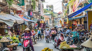 Hanoi zählt zu den beliebtesten Reisezielen in Südostasien – nicht nur wegen der zahlreichen Sehenswürdigkeiten, sondern auch, weil das Leben in Vietnams Hauptstadt vielerorts noch immer sehr authentisch ist