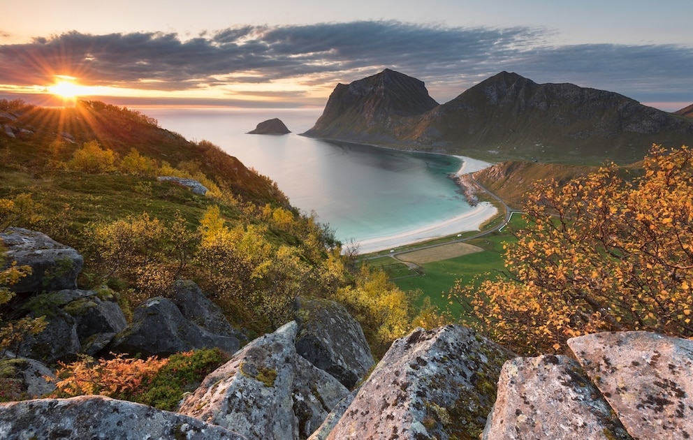 Der Haukland Beach auf den Lofoten bildet einen starken Kontrast zu den schroffen Bergen, die ihn umgeben