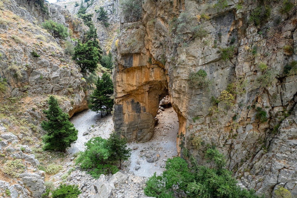 Kaum woanders sind die Felswände so steil und hoch wie in der Imbros-Schlucht