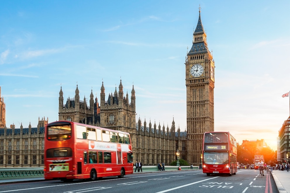 Die roten Doppeldeckerbusse sind ein unverkennbares Markenzeichen der britischen Hauptstadt – ebenso wie der Big Ben