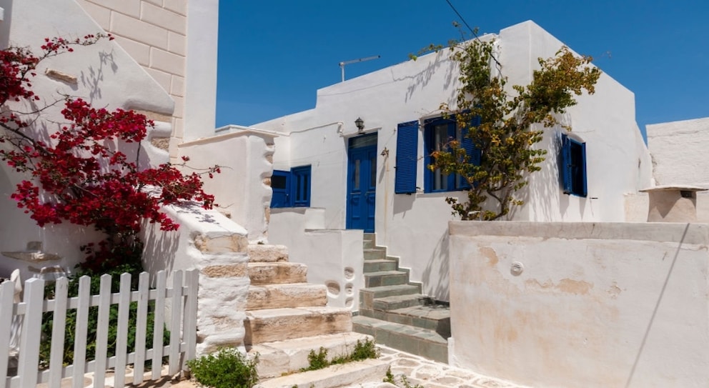 Die Hauptstadt der Insel Paros nennt sich Parikios und erinnert stark an die Insel Santorin