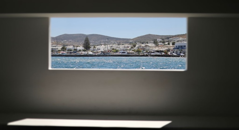 Vom Fenster der Fähre aus ist der Hafen der Stadt Parikia auf Paros zu sehen