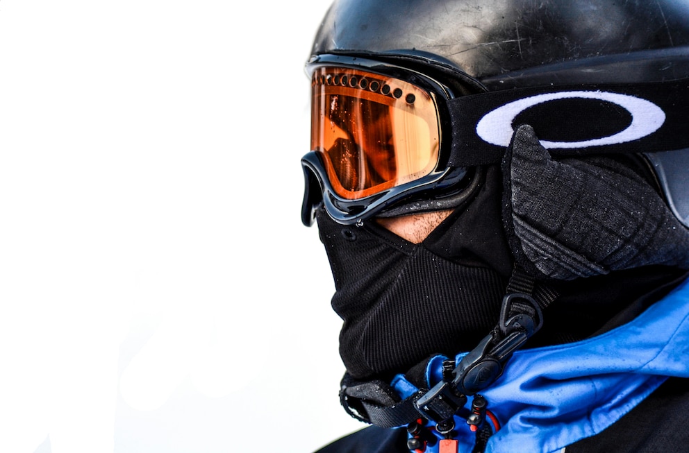 Der Blick auf schneebedeckte Pisten bezaubert viele Menschen – auch Max, der sich voller Vorfreude auf seine sportliche Abfahrt stürzte. Doch manchmal wird das Risiko unterschätzt. Foto: Pexels