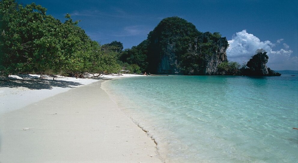 Der Nationalpark Hat Noppharat Thara befindet sich in der thailändischen Provinz Krabi und ist das perfekte Reiseziel für einen Badeurlaub im Februar