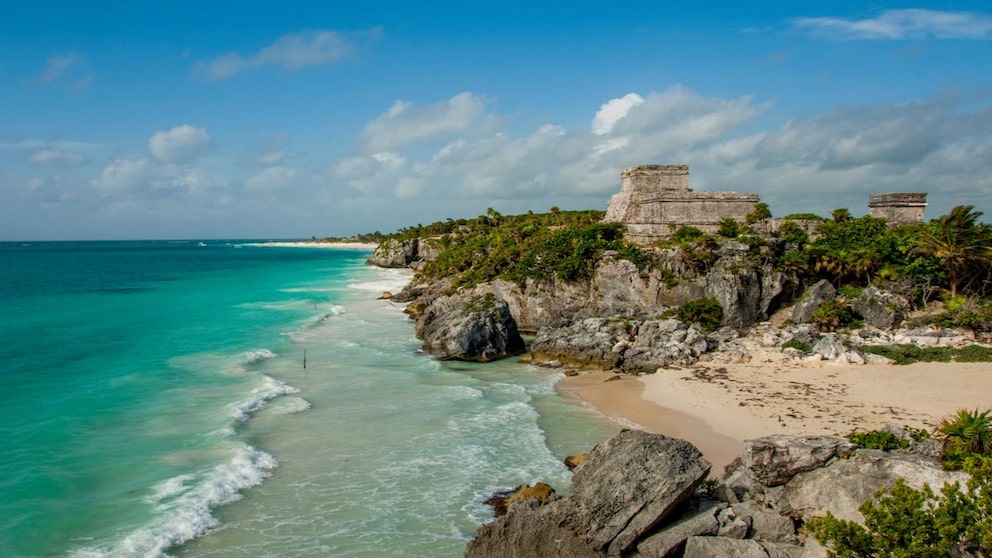 Der El Castillo in Tulum ist ein schönes Reiseziel bei eine Urlaub im Februar