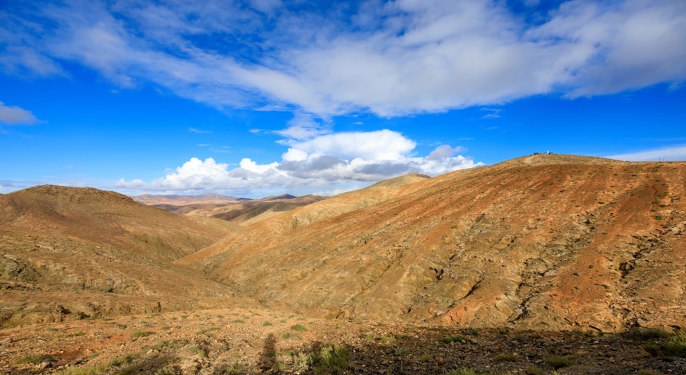 Im Februar sind die Temperaturen auf Fuerteventura perfekt, um die mondähnliche Landschaft zu erkunden