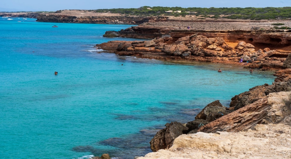 Die Klippen am Cala Saona Beach laden im März zu einem Picknick ein – ein echter Geheimtipp für einen Urlaub im März