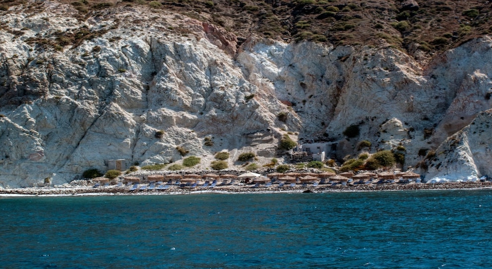 Der White Beach auf Santorin verdankt seinen Namen der hellen Felswand und ist einer der schönsten Strände auf Santorin