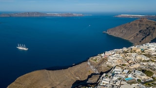 Santorin ist eine der Kykladeninseln und entstand einst durch einen Vulkanausbruch