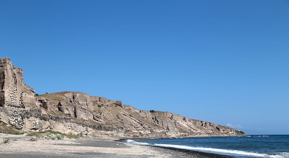 Der Exo Gialos Beach ist ein echter Geheimtipp unter den Stränden Santorins