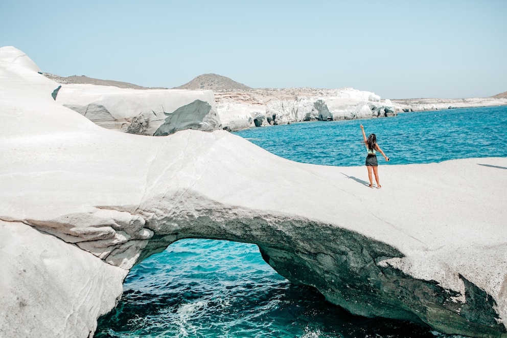 Weiße Felsen und türkisfarbenes Meer – der Sarakiniko Beach überzeugt durch seine ungewöhnliche Schönheit