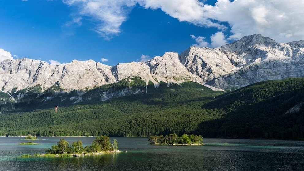 In den Ferien 2025 gibt es in Bayern viel zu erkunden, zum Beispiel den Eibsee