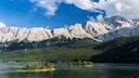 In den Ferien 2025 gibt es in Bayern viel zu erkunden, zum Beispiel den Eibsee