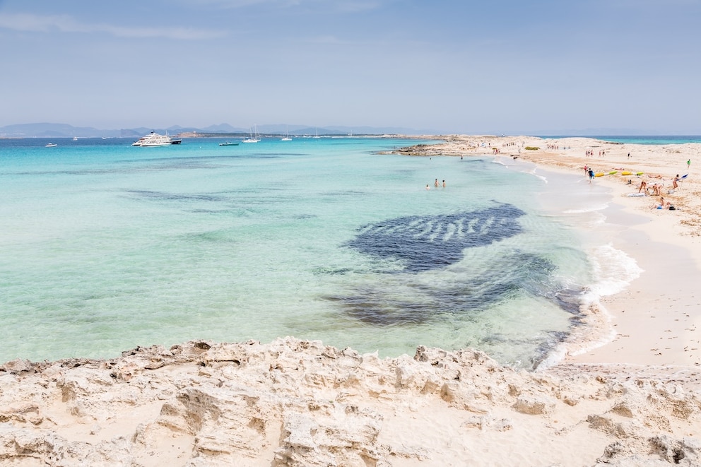 Bei einer Reise nach Formentera sollte man unbedingt dem Ses Illetes Beach einen Besuch abstatten