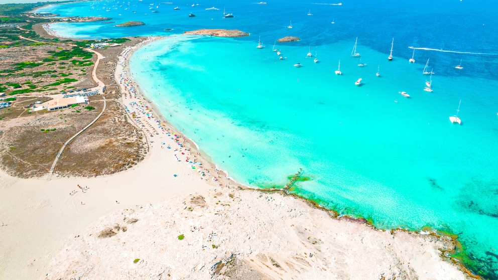 Türkisblaues Meer und weißer Sand: Dieser Strand zählt laut „Lonely Planet“ zu den besten in Europa