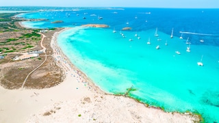 Türkisblaues Meer und weißer Sand: Dieser Strand zählt laut „Lonely Planet“ zu den besten in Europa