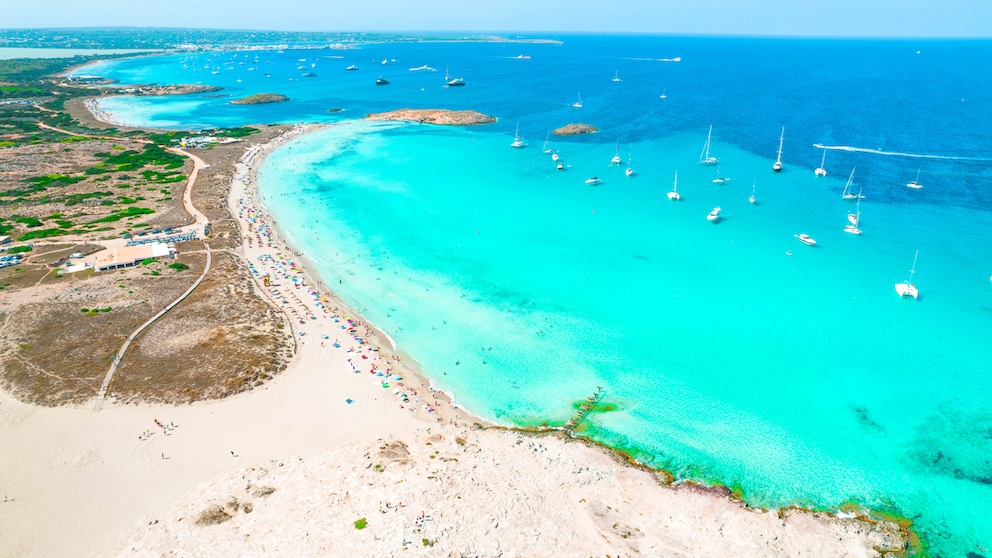 Türkisblaues Meer und weißer Sand: Dieser Strand zählt laut „Lonely Planet“ zu den besten in Europa