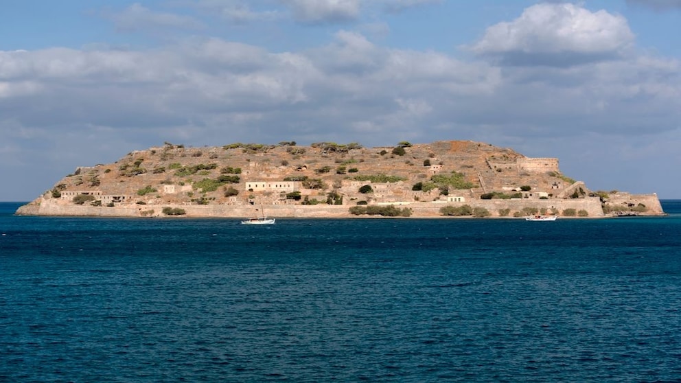 Auf der kleinen Insel Spinalonga litten die Menschen früher an Lepra. Zum Schutz der anderen lebten sie deshalb isoliert in einer Kolonie.
