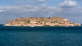 Auf der kleinen Insel Spinalonga litten die Menschen früher an Lepra. Zum Schutz der anderen lebten sie deshalb isoliert in einer Kolonie.