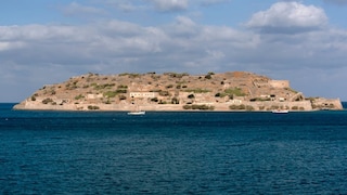 Auf der kleinen Insel Spinalonga litten die Menschen früher an Lepra. Zum Schutz der anderen lebten sie deshalb isoliert in einer Kolonie.