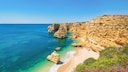 Der Praia Marinha gilt wegen der imposanten Felsklippen als einer der schönste Strände der Algarve