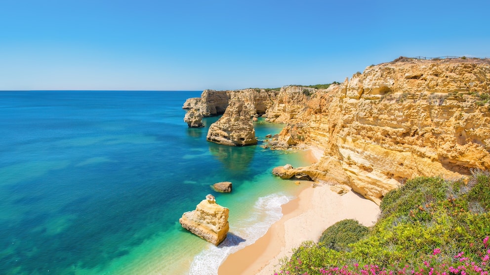 Der Praia Marinha gilt wegen der imposanten Felsklippen als einer der schönste Strände der Algarve