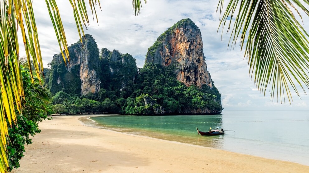 An einem Traumstrand wie diesem den Bund fürs Leben schließen? Das ist ab dem 23. Januar 2025 in Thailand auch endlich für gleichgeschlechtliche Paare möglich.
