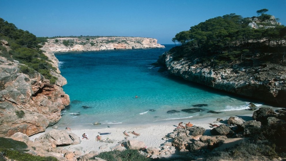 Wer außerhalb der Schulferien verreist, umgeht die Urlaubermassen und hat zum Teil Strände wie hier auf Mallorca für sich allein