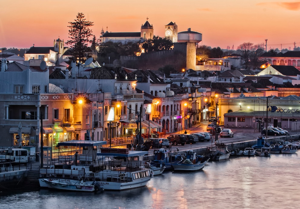 Der Hafen von Tavira im Abendlicht