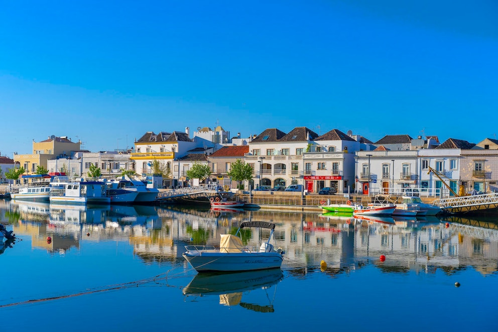 Bunte Häuser stehen am Rio Gilao in Tavira