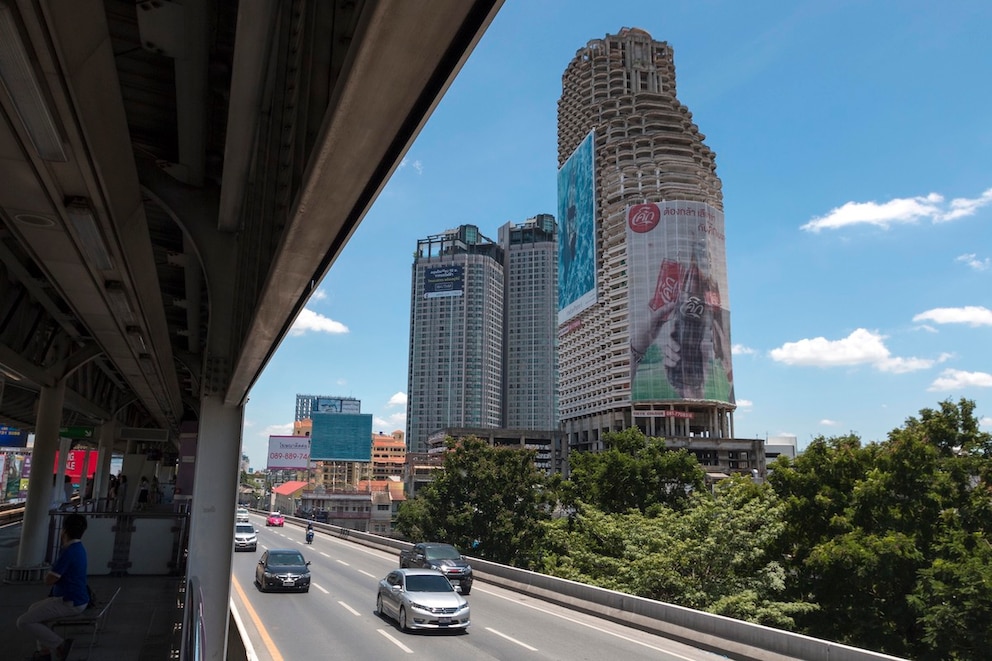 Der Sathorn Unique Tower ist das inoffizielle Wahrzeichen Bangkoks und dient als überdimensionale Werbefläche